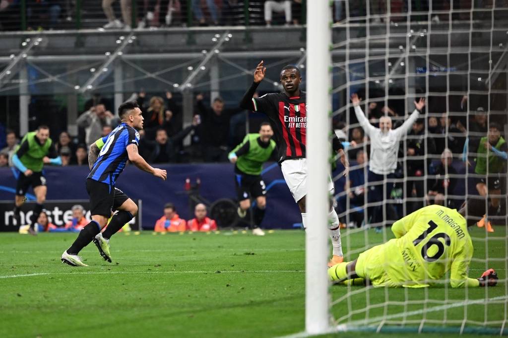 欧冠2-1逆转！巴萨天降神兵：后卫3分钟梅开二度创历史，逼近前八（欧冠2-1大逆转！巴萨神兵突现：后卫3分钟双响创历史，距离八强一步之遥）