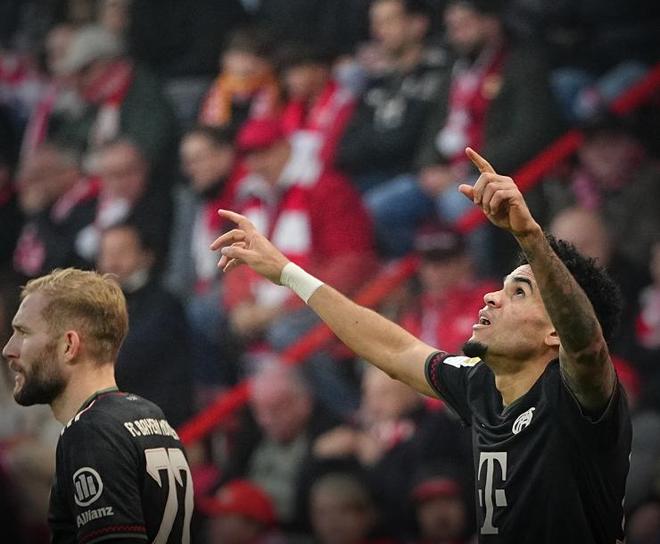 西媒：亚马尔改踢前腰全面爆发，进攻数据耀眼还完成7次抢断（西媒：亚马尔改打前腰全面开花，进攻端耀眼并完成7次抢断）