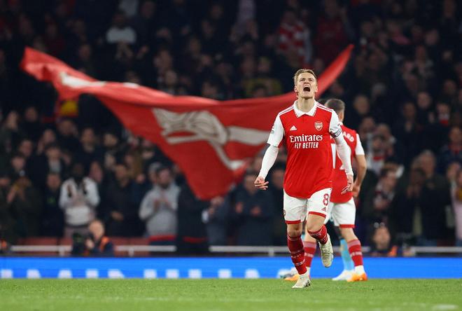 阿莱格里：我绝对没有冒犯裁判；莱奥具备成为中锋的特点（阿莱格里：绝无冒犯裁判之意，莱奥有当中锋的条件）